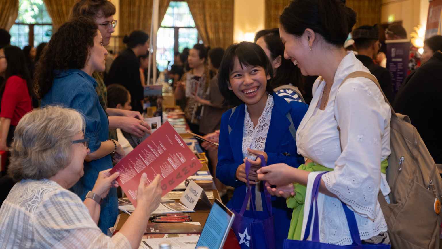 A U.S. higher education representative chats with students during a recent EducationUSA fair.