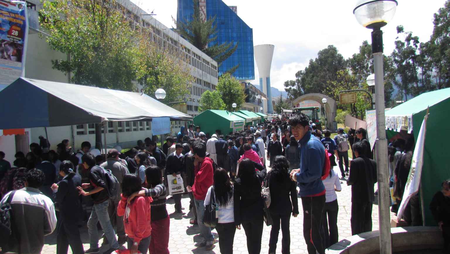 international students at college fair