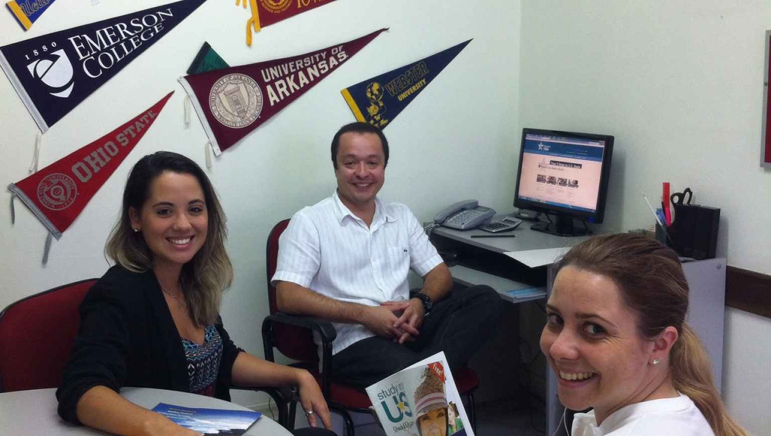 International students meeting with advisor about studying in a US univeristy 