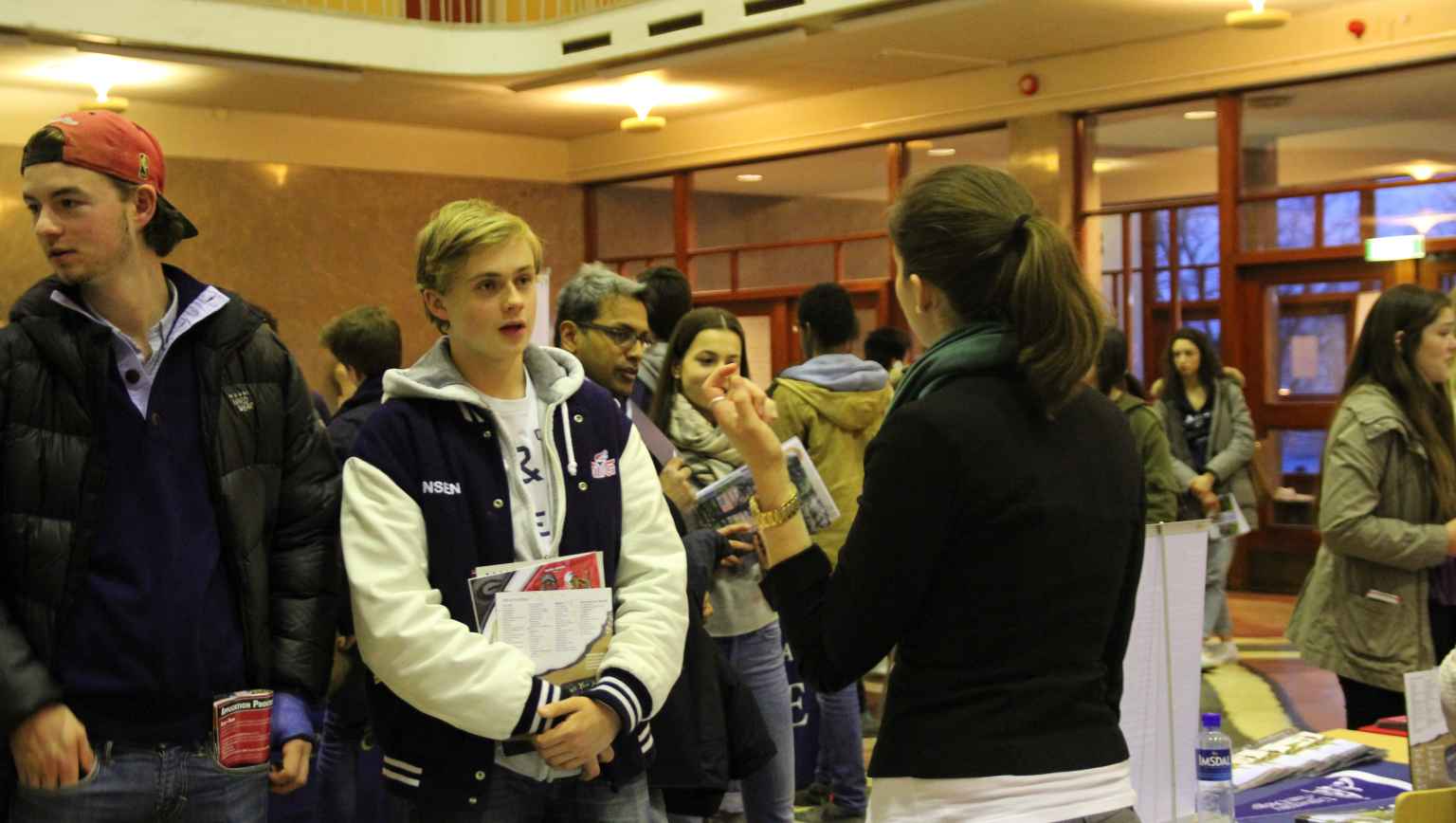 Norwegian students at college fair