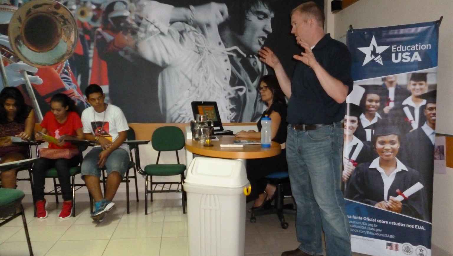 Presentation of a US University Representative for international students in one of our classrooms